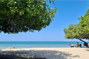 Acogedora cabaña cerca al mar con aire y BBQ